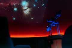 En del af sommerens astronomiformidling foregår i Planetariet på Steno Museet. Her kan man opleve stjernehimlen uanset årstid og tid på døgnet.