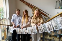 Conrad Freddy Kruse, Wenche Meisin Set Högling og Anna Fenger Kangas fra Aarhus Efterskole åbnede udstillingen "Den oversete krop - blod, bryster og ulighed.