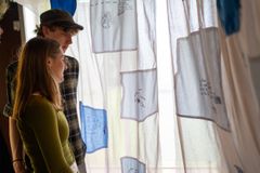 Unge fra Aarhus Efterskole har sammen med kunsterne Amanda Kessaris og Ida Fonslet skabt værket Angsten indefra