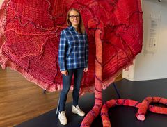 Ella Paldam er ny direktør for Science Museerne, Aarhus Universitet. Her står hun foran verdens største strikkede moderkage, som er en del af udstillingen Den oversete krop på Steno Museet.