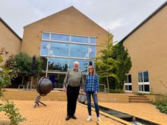 Bent Lorenzen går på pension 1. september 2026 og efterfølges af Ella Paldam, som bliver ny direktør for Science Museerne, Aarhus Universitet, . Her ses de sammen i Den Medicinske Urtehave ved Steno Museet.