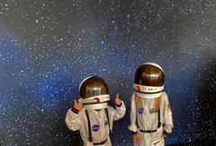 Hvordan føles det at være astronaut? Børneastronauterne kan trække i en rumdragt og gøre sig klar til rumfart.