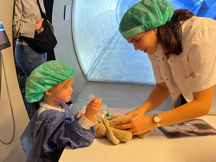 Har bamsen brug for et sundhedstjek eller behandling? Bag initiativet Bamsehospitalet på Steno Museet står Science Museerne og Bamsehospitalet og Sund Krop Aarhus.