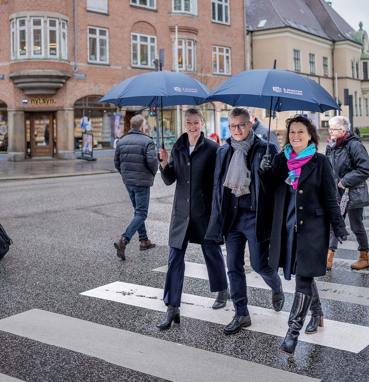 Fra venstre ses Anne Henriksen, bestyrelsesformand hos ProDomus, Peter Stenholm, adm. direktør hos EjendomDanmark og Britta Jespersgaard, adm. direktør hos ProDomus. Foto: EjendomDanmark