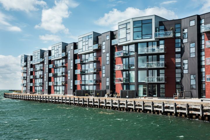 Brancheorganisationen EjendomDanmark ser overordnet positivt på finanslovsaftalen og fremhæver særligt dens fokus på klimasikring og økonomisk stabilitet.
