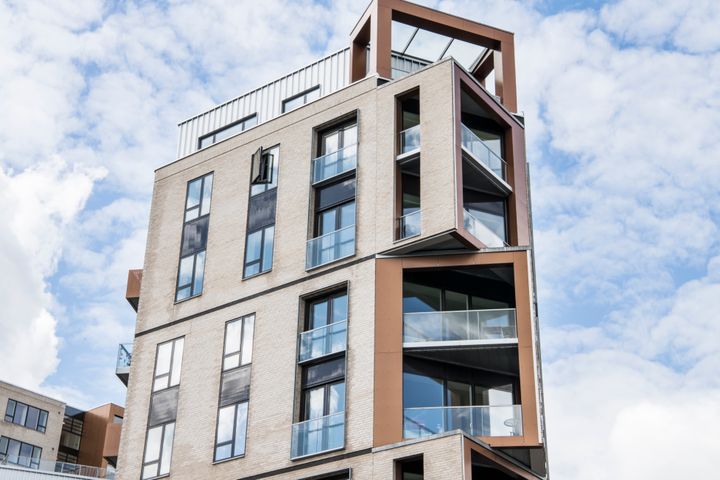 EjendomDanmark er positiv over, at regeringen vil hæve maksimumsbeløbet for byggeriet af almene boliger, hvilket vil øge det samlede boligudbud.