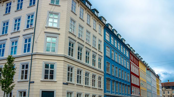 Flere boliger kan skabes ved at udnytte det uforløste potentiale i eksisterende etageejendomme, lyder det.