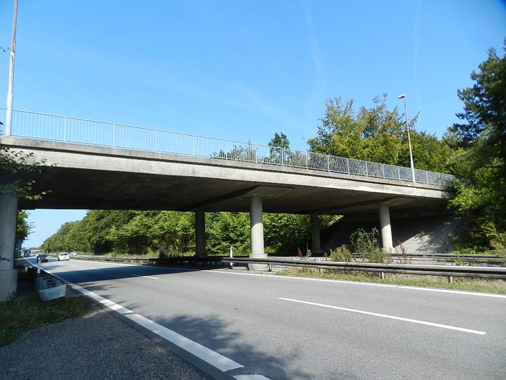 Motorvejsbroen ved Christianslundsvej er den ene af de to broer, der skal have et nyt og stærkere autoværn. Foto: Vejdirektoratet.