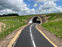 Ved krydset Vardevej/Rind Kirkevej er der blevet bygget en ny stitunnel under vejen, så cyklister og andre bløde trafikanter undgår at skulle krydse den trafikerede vej. Foto: Vejdirektoratet