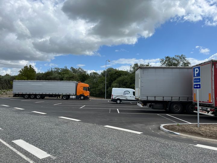 Otte nye p-pladser til lastbiler står klar på rasteplads Merring langs E45 Østjyske Motorvej. Foto: Vejdirektoratet