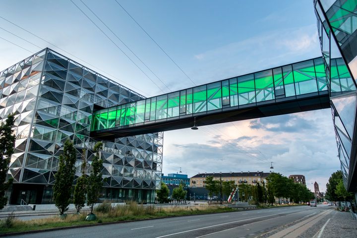 Niels Bohr Bygningen i København er to bygninger, der er forbundet via en bro over Jagtvejen.