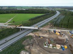 Arbejdet med at rive broen ned startede med en totalspærring af E45 Østjyske Motorvej syd for Skanderborg. Foto: MT Højgaard