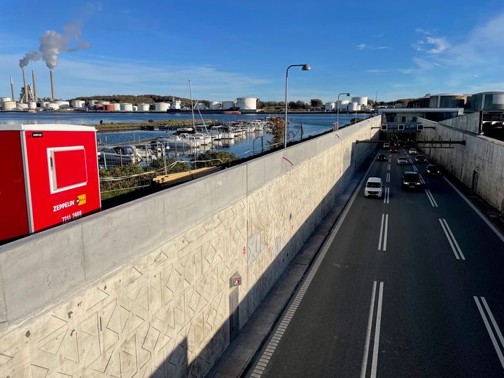 Foto af ny forhøjet rampevæg til Limfjordstunnelen.