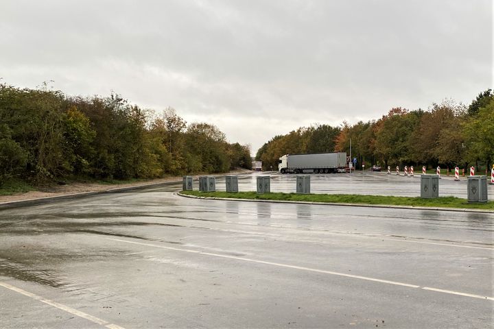 Et stigende antal lastbiler har skabt rift om p-pladserne på landets rastepladser. Nu står 40 nye p-pladser til lastbiler klar langs Fynske Motorvej. Foto: Vejdirektoratet