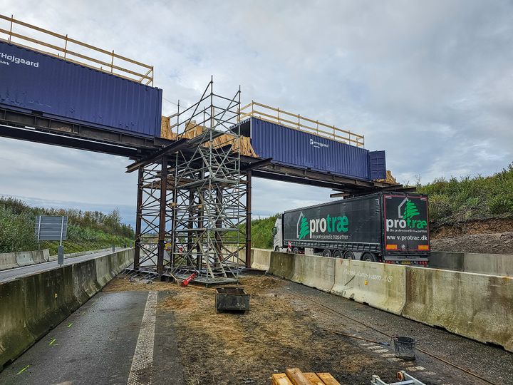 De mange broer langs E45 Østjyske Motorvej skal udvides for at gøre plads til et ekstra spor i hver retning. En midlertidig gangbro er sat op over motorvejen syd for Skanderborg. Foto: Rambøll