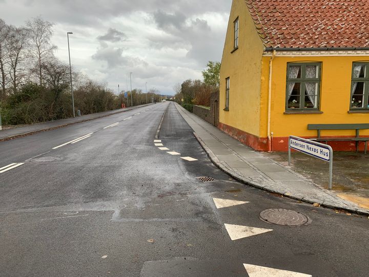 Vejdirektoratets entreprenør er færdig med at anlægge cykelstier og et nyt fortov på Andersen Nexø Vej. Foto: Vejdirektoratet