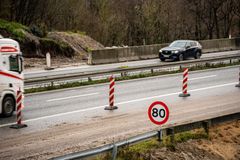 Arbejdet med at udvide tunnelerne betyder, at hastigheden på motorvejen bliver sat ned til 80 km/t, og køresporene bliver indsnævret, forbi de steder, hvor tunnelerne udbygges.