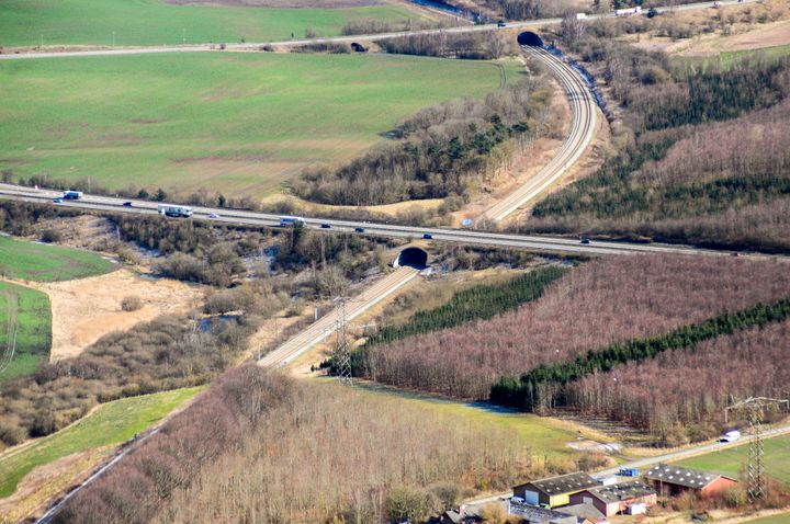 Arbejdet med at udvide broerne over jernbanen tager knap et år, men vejarbejdet langs E45 fortsætter frem mod 2027. Foto: Vejdirektoratet