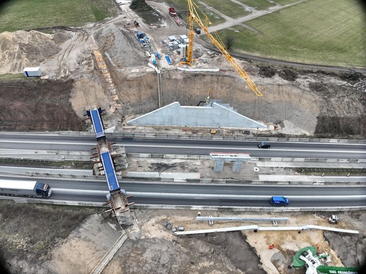 Undersiden af den nye bro over E45 Østjyske Motorvej ved Horndrupvej løftes nu på plads.