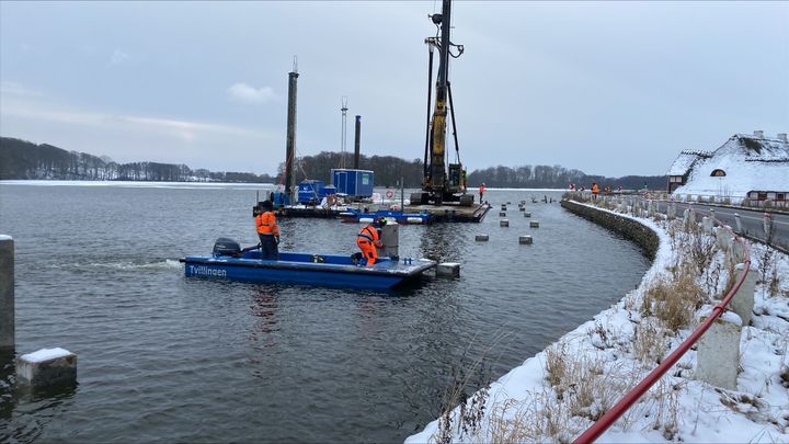 Vejdirektoratets entreprenør Munck Havne & Anlæg har hen over vinteren banket de pæle i søen, som cykelbroen skal hvile på. Foto: Vejdirektoratet