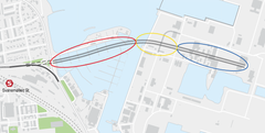 Kort tekst: Udgravningen starter op på Nordhavnssiden, i det område der er markeret med blå på ovenstående kort. Herefter er planen, at entreprenøren rykker til Svanemøllehavn i forsommeren (markeret med rød) og ender på byggepladsområdet ved Færgehavnsvej (markeret med gul)
