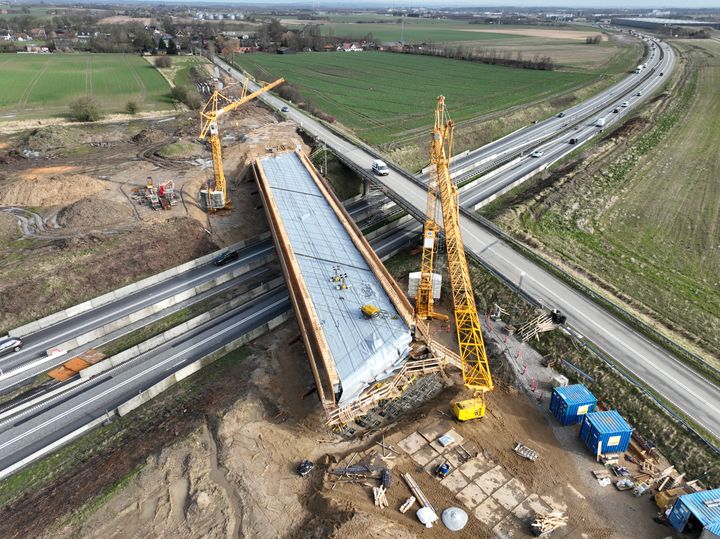 I weekenden bliver stilladset for den nye bro over E45 Østjyske Motorvej ved Bredalvej pillet ned.