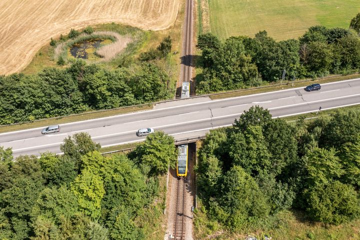 Broen, der krydser over jernbanen, skal udvides som et led i udbygningen af Hillerødmotorvejens forlængelse. Foto: Vejdirektoratet.