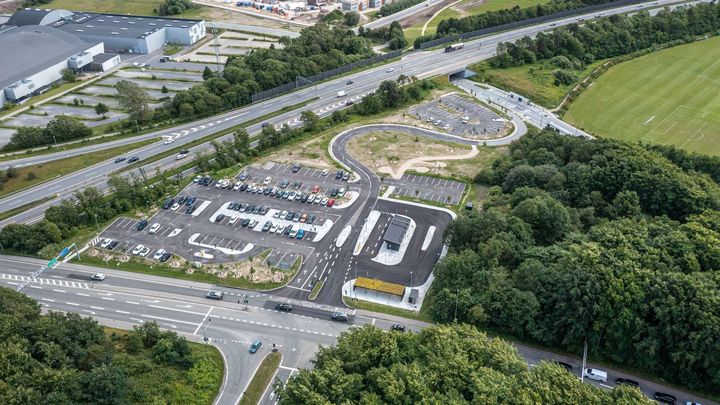 Ud over 175 gratis p-pladser byder det nye knudepunkt i Aalborg Ø på ladepark, overdækket perron med toiletter, venteareal og kys-og-kør zone til samkørsel, grønne områder samt cykelparkering.
