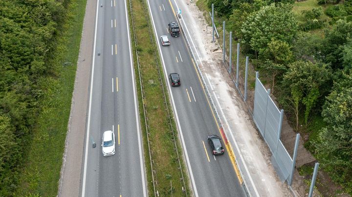 Vejdirektoratet er ved at sætte støjskærme op langs E45 Nordjyske Motorvej i Aalborg. Foto: Vejdirektoratet