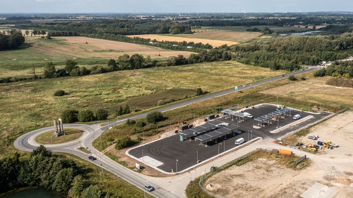 30 lynladepladser med 300 kW og solceller på taget åbner i Langeskov på Fyn på fredag.