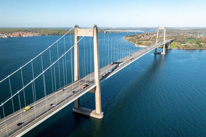 Det kommer til at give ekstra trafik på Den Nye Lillebæltsbro (forrest), når cykelløb spærrer Den Gamle Lillebæltsbro (bagerst). Foto: Vejdirektoratet