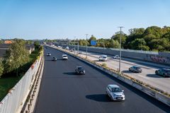 På Motorring 3, mellem Slotsherrensvej og Jyllingevej i sydgående retning, kører bilerne allerede på den nyanlagte drænasfalt. Foto: Vejdirektoratet.