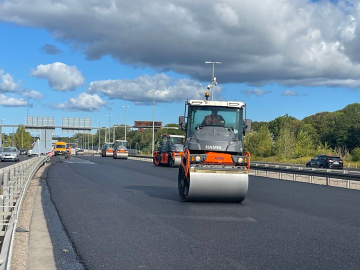 I disse dage bliver den første drænasfalt lagt ud på Motorring 3 for at teste om det kan reducere støjen langs motorvejen. Foto: Vejdirektoratet.