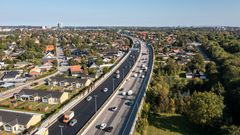 På Motorring 3, mellem Slotsherrensvej og Jyllingevej i sydgående retning, kører bilerne allerede på den nyanlagte drænasfalt. Foto: Vejdirektoratet.