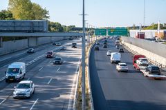 På Motorring 3, mellem Slotsherrensvej og Jyllingevej i sydgående retning, kører bilerne allerede på den nyanlagte drænasfalt. Foto: Vejdirektoratet.