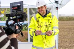 Biolog Lars Linneberg fra Vejdirektoratet gav et indblik i nogle af de hjemmehørende plantearter som i fremtiden vil give både dyre- og plantelivet et tiltrængt løft. Vejdirektoratet