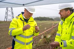 Transportminister Thomas Danielsen sammen med biolog Lars Linneberg fra Vejdirektoratet