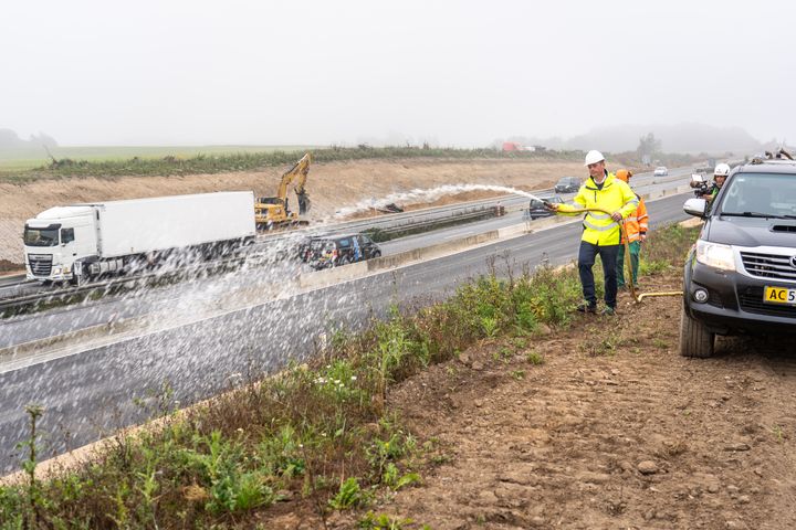 Transportminister Thomas Danielsen fattede sprøjten og satte i dag officielt gang i arbejdet med at anlægge Danmarks nye insektmotorvej langs med E45 mellem Vejle og Aarhus.