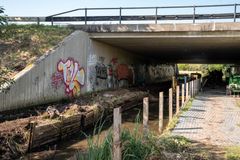 Faunapassagen under ombygningen. Den høje kant ved modsatte bred gav ikke odderne mulighed for at bevæge sig frit mellem land og vand, når de passerede under broen. Foto: Vejdirektoratet