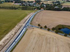 Der er både kommet venstresvingsbane til bilister og en krydsningshelle til cyklister i det ombyggede T-kryds. Foto: Vejdirektoratet