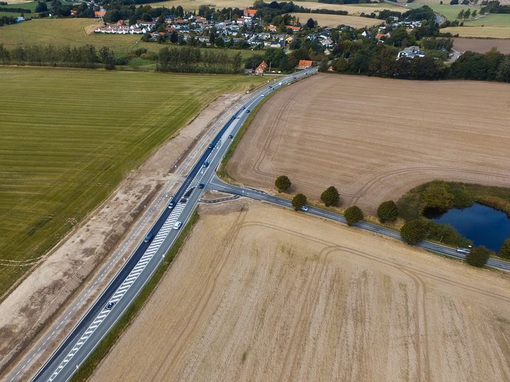 Der er både kommet venstresvingsbane til bilister og en krydsningshelle til cyklister i det ombyggede T-kryds. Foto: Vejdirektoratet