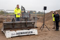 Transportminister Thomas Danielsen taler til de fremmødte ved første spadestik. Foto: Vejdirektoratet.