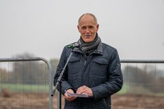 Borgmester i Kalundborg Kommune Martin Damm taler ved første spadestik. Foto: Vejdirektoratet.