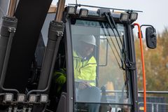Transportminister Thomas Danielsen gør klar til at tage første spadestik. Foto: Vejdirektoratet.