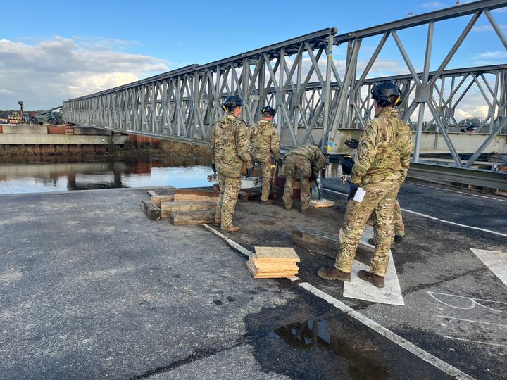 Midlertidig militærbro pilles ned i Ribe. Foto: Vejdirektoratet