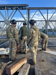 Ingeniørregimentet fra Skive Kaserne i fuld gang med at afmontere den midlertidige bro i Ribe. Foto: Vejdirektoratet.