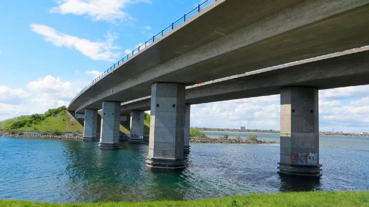 Kalvebodbroerne skal have renoveret dilatationsfugerne, som er de tværgående stålfuger, der lader broerne udvide sig og trække sig sammen ved temperatursvingninger. Foto: Vejdirektoratet