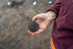 Udover vågen bliver der også fundet store mængder keramik, flint, mm., der viser at stedet har været beboet gentagende gange i løbet af mange tusinde år.