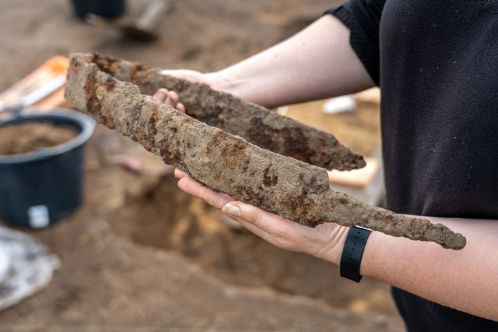 I jernalderen, for knap 2.000 år siden, gravede en stormand våben nok til en mindre hær ned i to huse nær Hedensted.