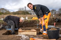 Arkæolog og udgravningsleder Elias Witte Thomasen graver sammen med sin kollega ringbrynjen op og forsejler den, så den kan komme i hænderne på museets konservatorer.